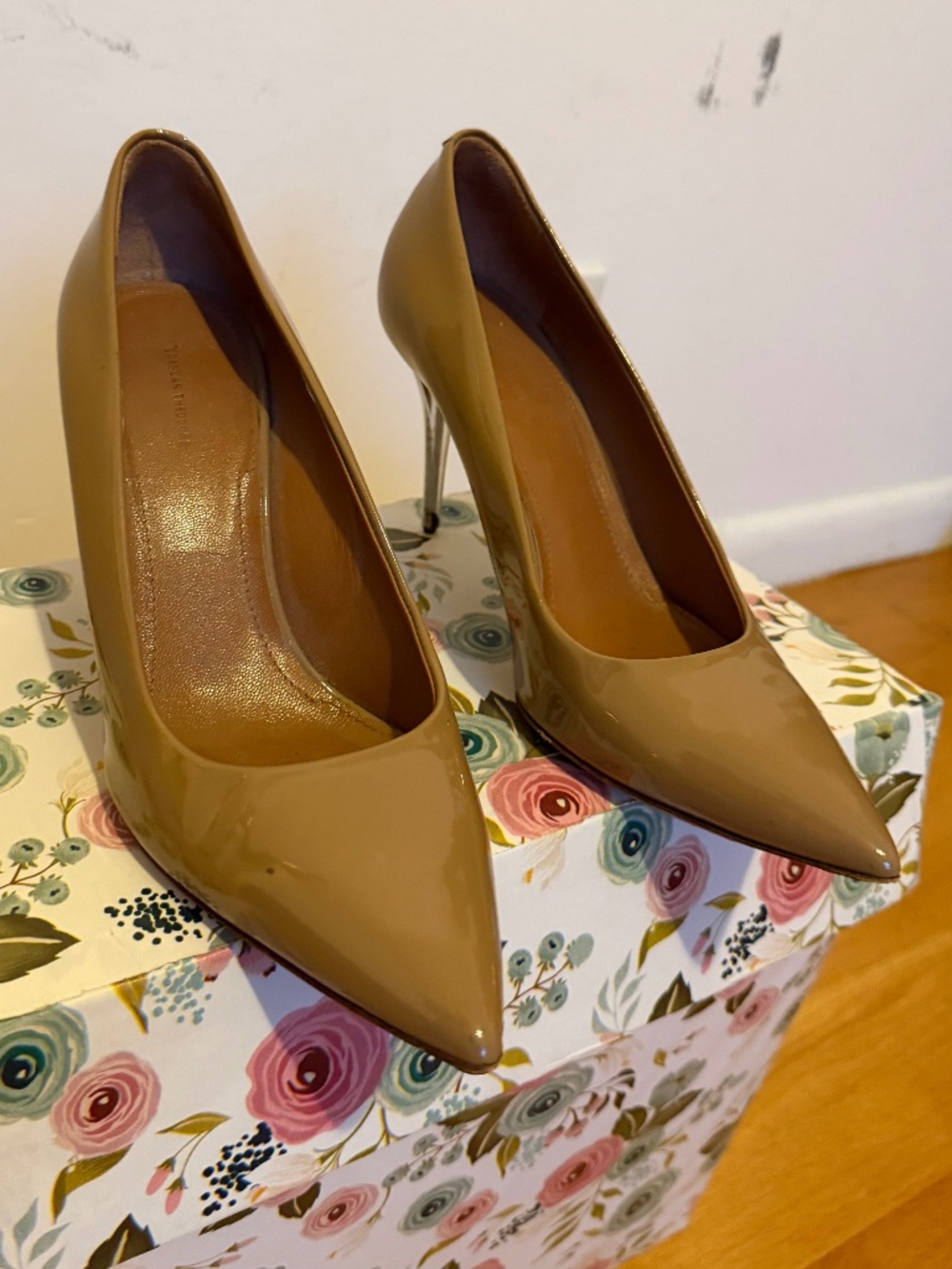 Scanlan Theodore Patent Leather Nude Pointed Toe Pumps EU 40 Made in Italy